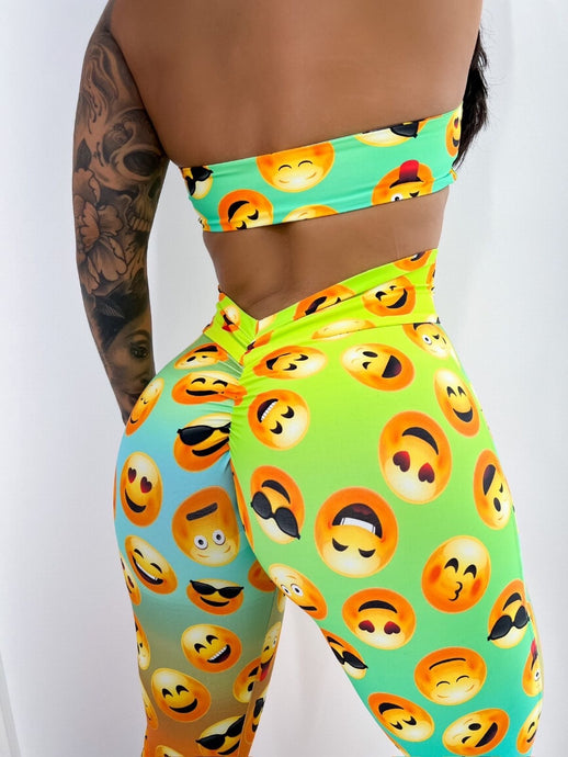 V SCRUNCH EMOJI MATCHING LEGGINGS AND TOP SET