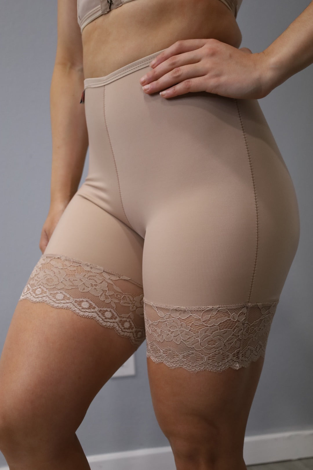 INVISIBLE PUSH UP SHORT BEIGE
